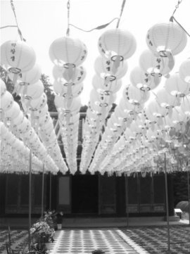 The white balloon symbolized peace and freedom and often these balloons were let loose into the air with candles inside so the white would glow bright and high into the sky.